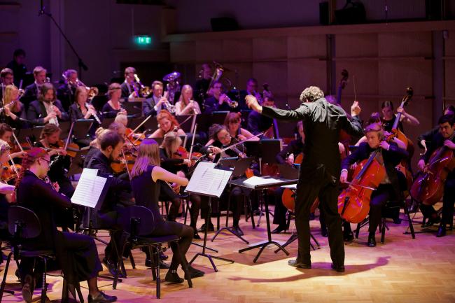 Symfoniorkester med studerande dirigent Johannes Gustavsson_Musikhögskolan Ingesund