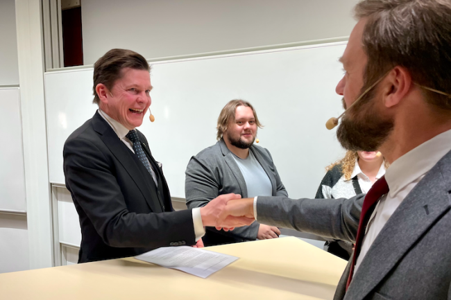 Andreas Norlén och Jerker Moodysson skakar hand