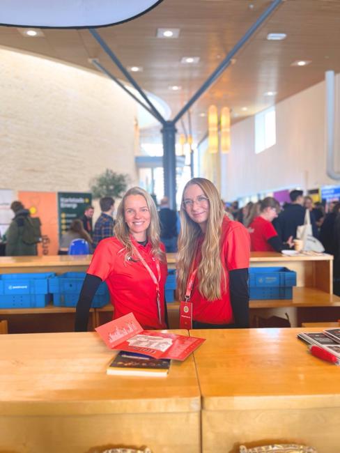 Projektledare Erica Jansson och biträdande projektledare Emilia Westberg i informationsdisken.