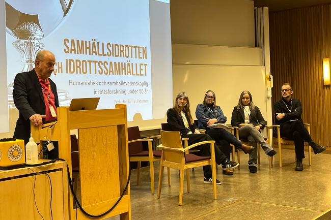 Tomas Petersson   senior professor på enheten Idrottsvetenskap vid Malmö universitet  tillsammans med medförfattare till antologin Samhällsidrotten och idrottssamhället: svensk humanistisk och samhällsvetenskaplig idrottsforskning under femtio år.