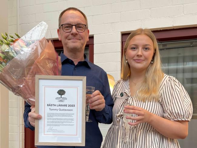Tommy Gustavsson med diplom och blommor med Moa Andersen från Karlstad Studentkår