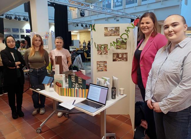 studenter framför sitt projekt