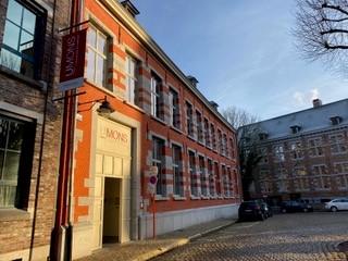 Foto av universitetsbyggnad