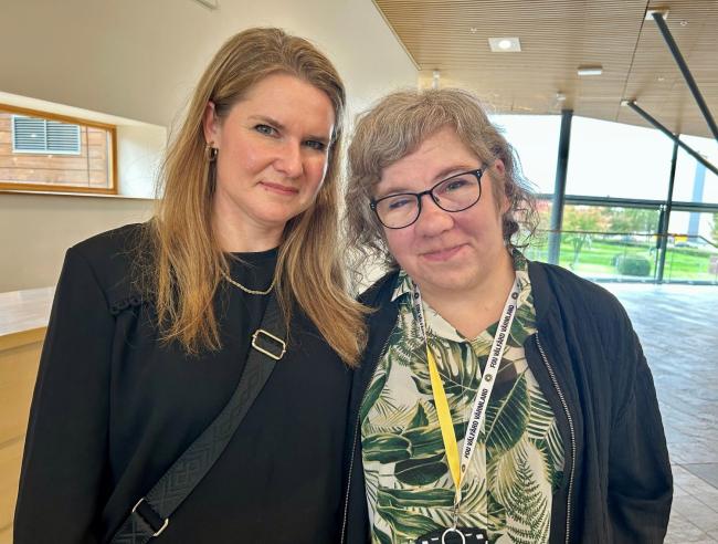 Bild på Ulrika Vitalis  socialchef i Hammarö kommun och ordförande i FoU Välfärd Värmlands rådgivande kommitté  och Martina Magnusson  fakultetsadministratör för FoU Välfärd Värmland.