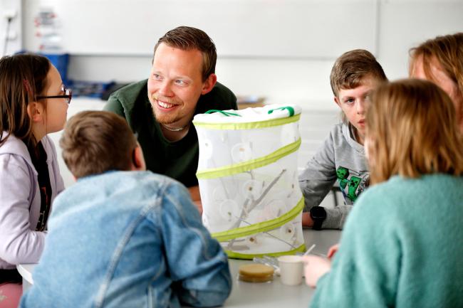 Lärare i samtal med barn i klassrum
