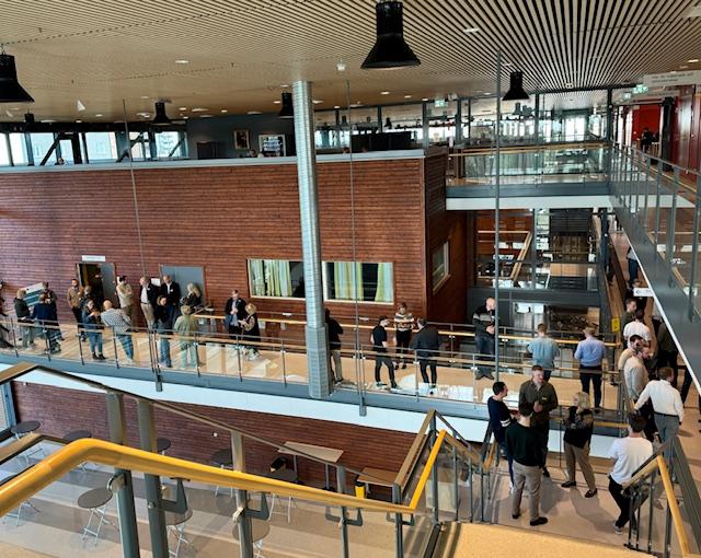 Folksamling utanför Diconddagens lokal