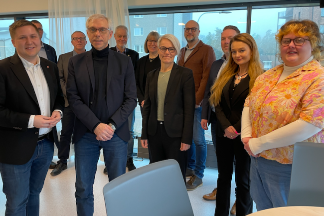 Gruppbild på politikerna och universitetets representanter