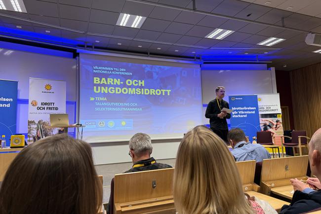 Simon Ruuth  verksamhetsutvecklare med fokus på barn- och ungdomsidrott på Riksidrottsförbundet  hälsar välkommen.