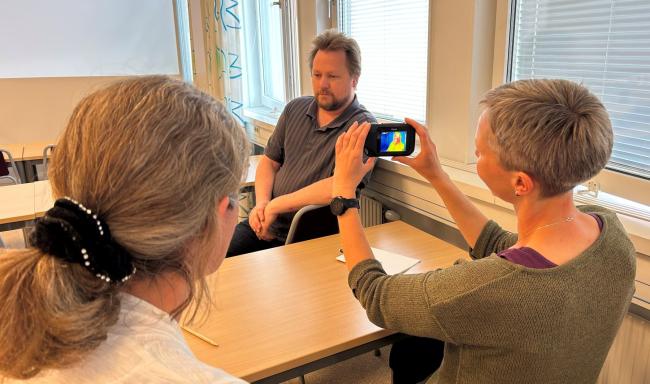Undersöker med värmekamera.