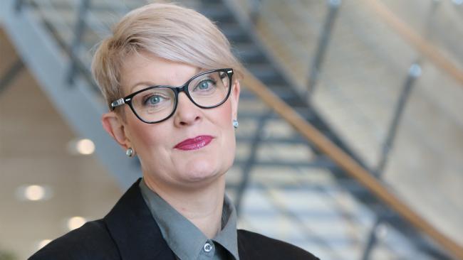 kvinna inomhus med trappa i bakgrunden