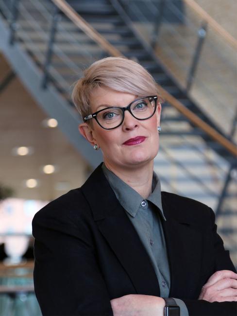 Woman outside Aula Magna at Karlstad University