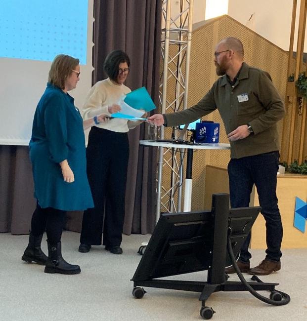 Sophia och Julia tar emot pris