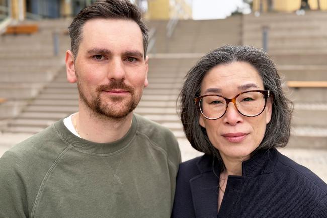 Man och kvinna står framför stentrappa