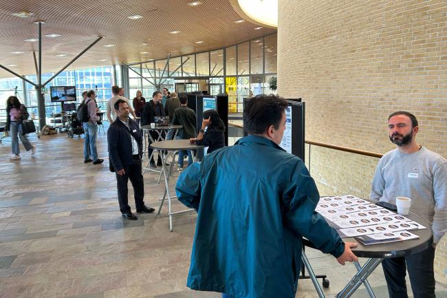 människor på poster session