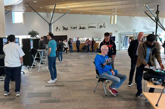 människor möts på poster session