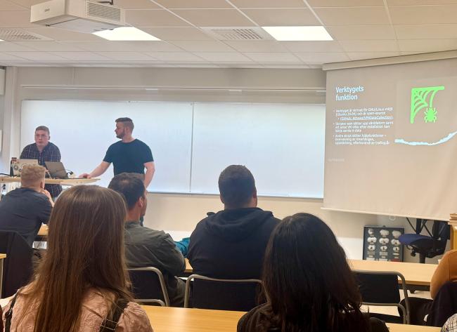 Studenter presenterar sitt examensarbete