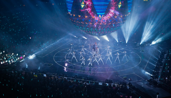 Scen under Eurovision 2026 med dansare och ljus