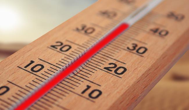 termometer visar hög temperatur