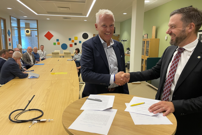 Görgen Johansson och Jerker Moodysson skakar hand