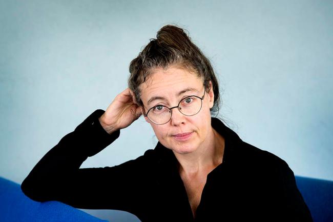 Kvinna framför blå bakgrund