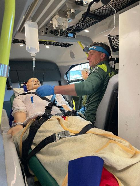 Inne i ambulansen
