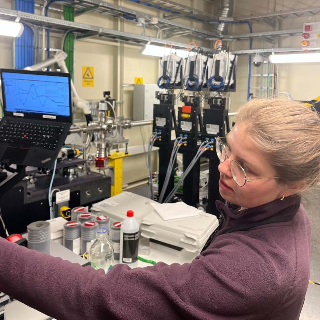 kvinna framför laboratorieutrustning