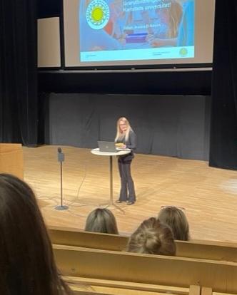 Jessica Eriksson dekan vid lärarutbildningen hälsar nya studenter välkomna.