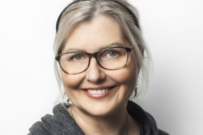 Kvinna i glasögon