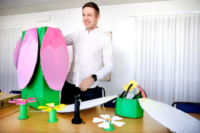 Peter Lampert förklarar samverkan mellan växter och insekter med hjälp av modeller