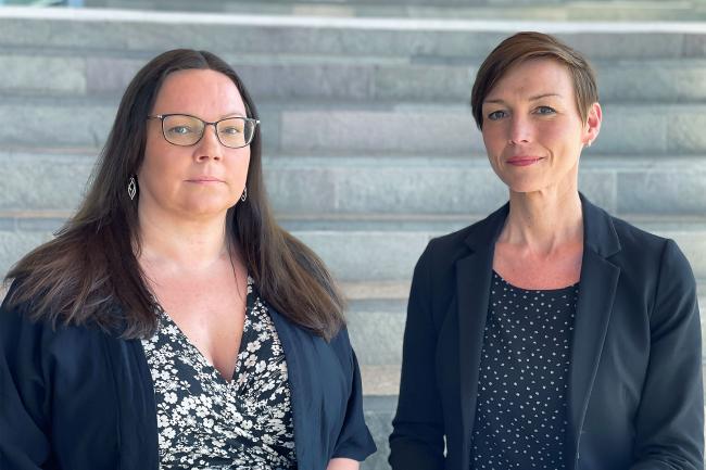 Kvinnor framför en grå bakgrund