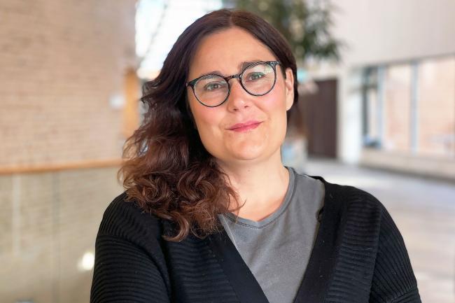 Mörkhårig kvinna i glasögon inomhus