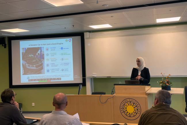 kvinna håller presentation under seminarium