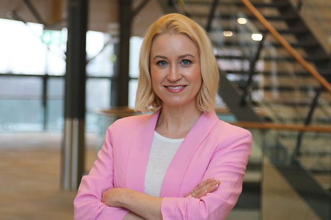 Kvinna med armar i kors