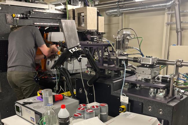 man arbetar med forskningsinstrument