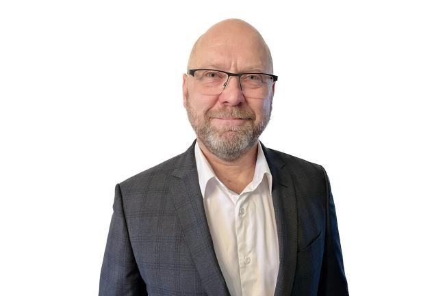 Man i glasögon mot vit bakgrund