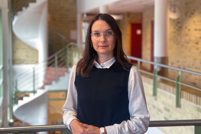 Kvinna framför spiraltrappa