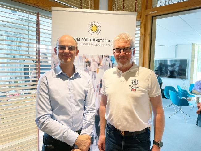 Män framför vepa för Centrum för tjänsteforskning