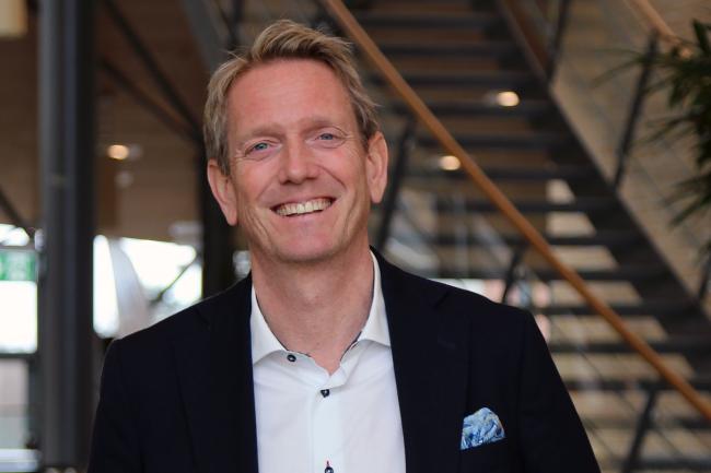 Man inomhus framför trappa