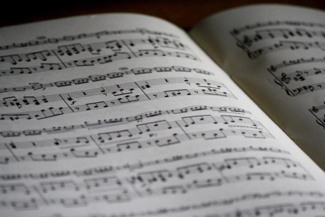 En uppslagen bok med musiknoter i