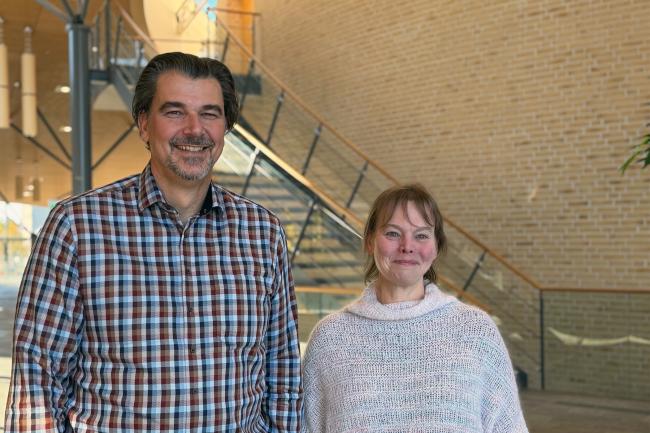 Man och kvinna inomhus