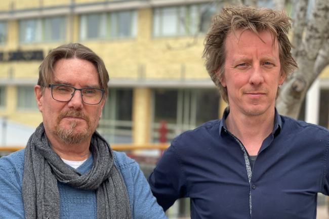 Två män utomhus