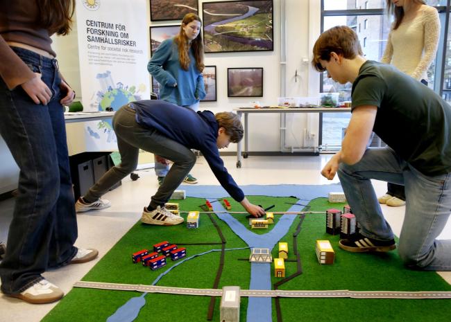 Ungdomar övar i undervisningsmiljö inomhus