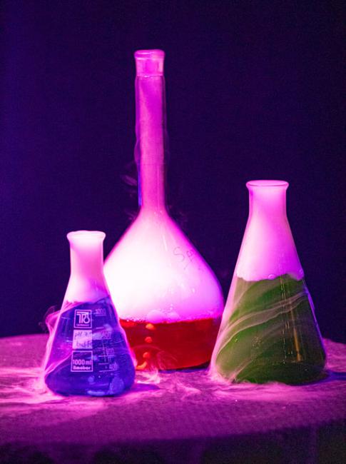 Olika kemiska glasflaskor med olika färgade innehåll