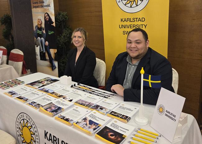 Mässbordet med deltagare i Indien