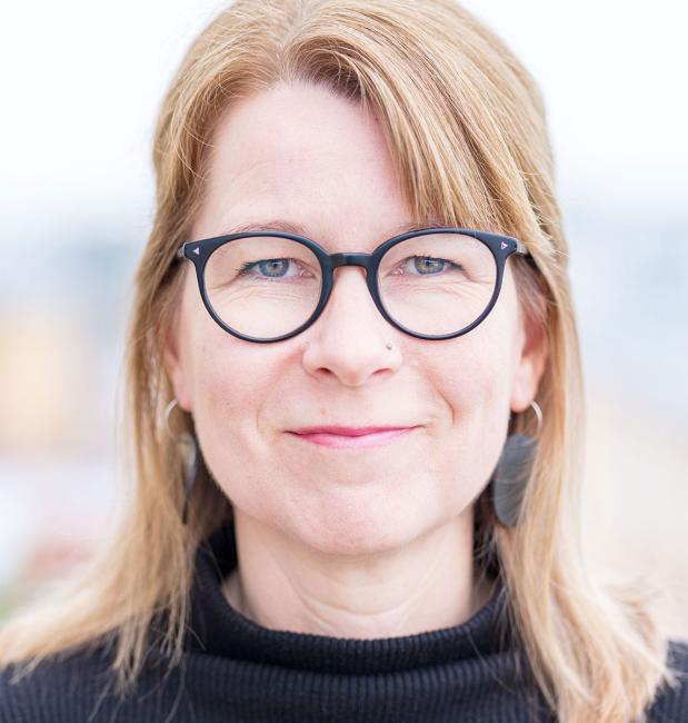 ljushårig kvinna i svarta glasögon