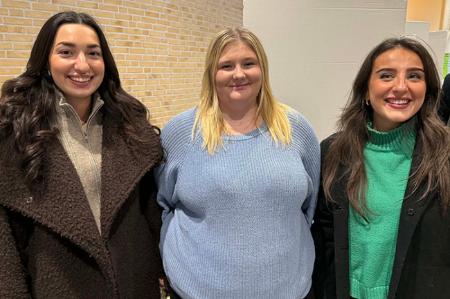 Studenterna Rina Rukigi  Emelie Toftling och Irene Tangas.