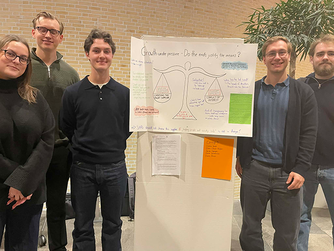 Studenter vid poster