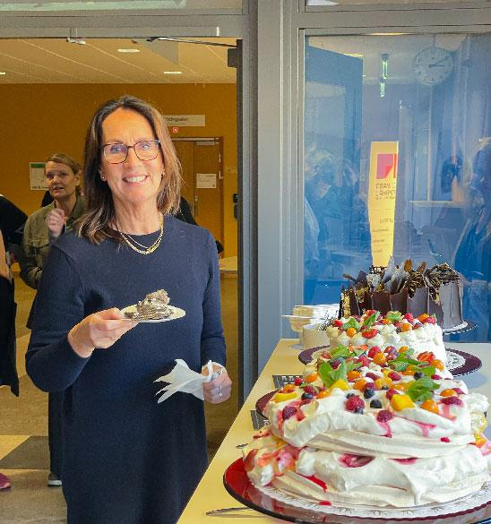 Professor Ulrika Lindmark firas med tårta av institutionen för Hälsovetenskaper.