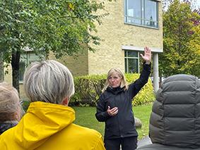 Susanne Walan lektor i biologididaktik vid Karlstads universitet höll i passet med utomhuspedagogik. 