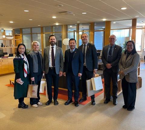 gruppbild av vietnams delegation och ledning på Kau